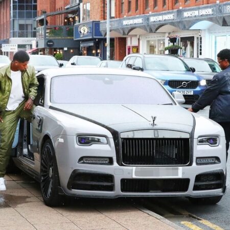 Rolls-Royce Маркуса Рэшфорда за 700 тысяч фунтов эвакуирован с автомагистрали из-за прокола шины