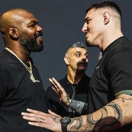 Том Аспиналл подшучивает над Джоном Джонсом с игрушечной уточкой на UFC London