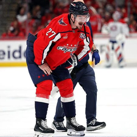 НХЛ дисквалифицировала нападающего «Лайтнинг» Брэндона Хейгела на один матч за незаконный удар по Александру Баркову из «Пантерз»