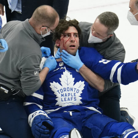 Инцидент в матче Maple Leafs — Panthers: Рефери Крис Руни получил травму лица клюшкой